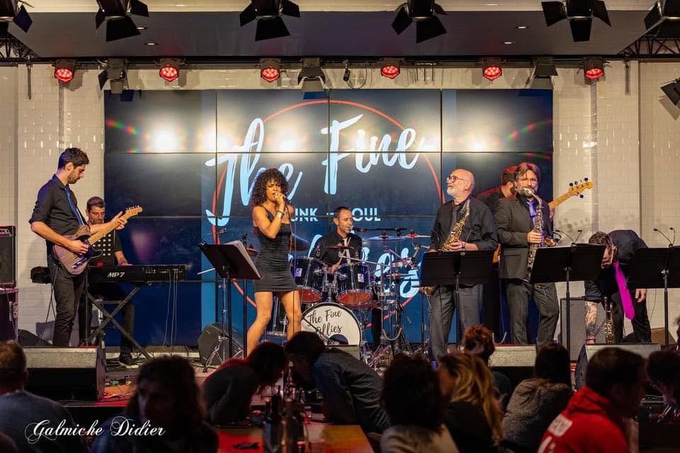 The Fine Allies en concert, groupe complet sur scène