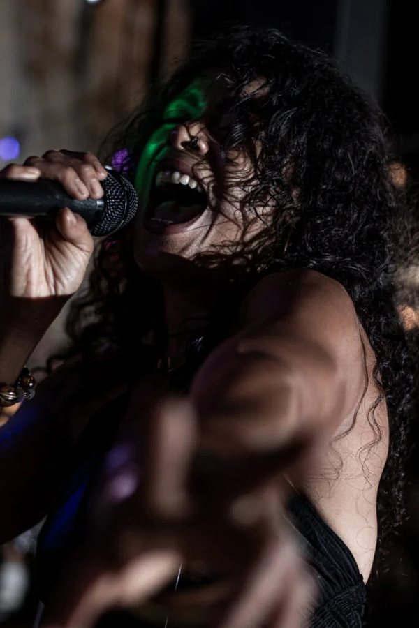 NooNCoverBand, chanteuse en pleine performance