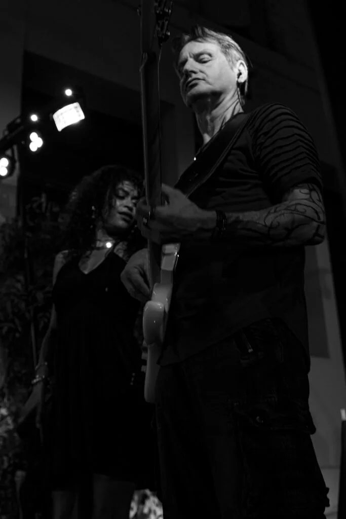 NooNCoverBand en concert, noir et blanc